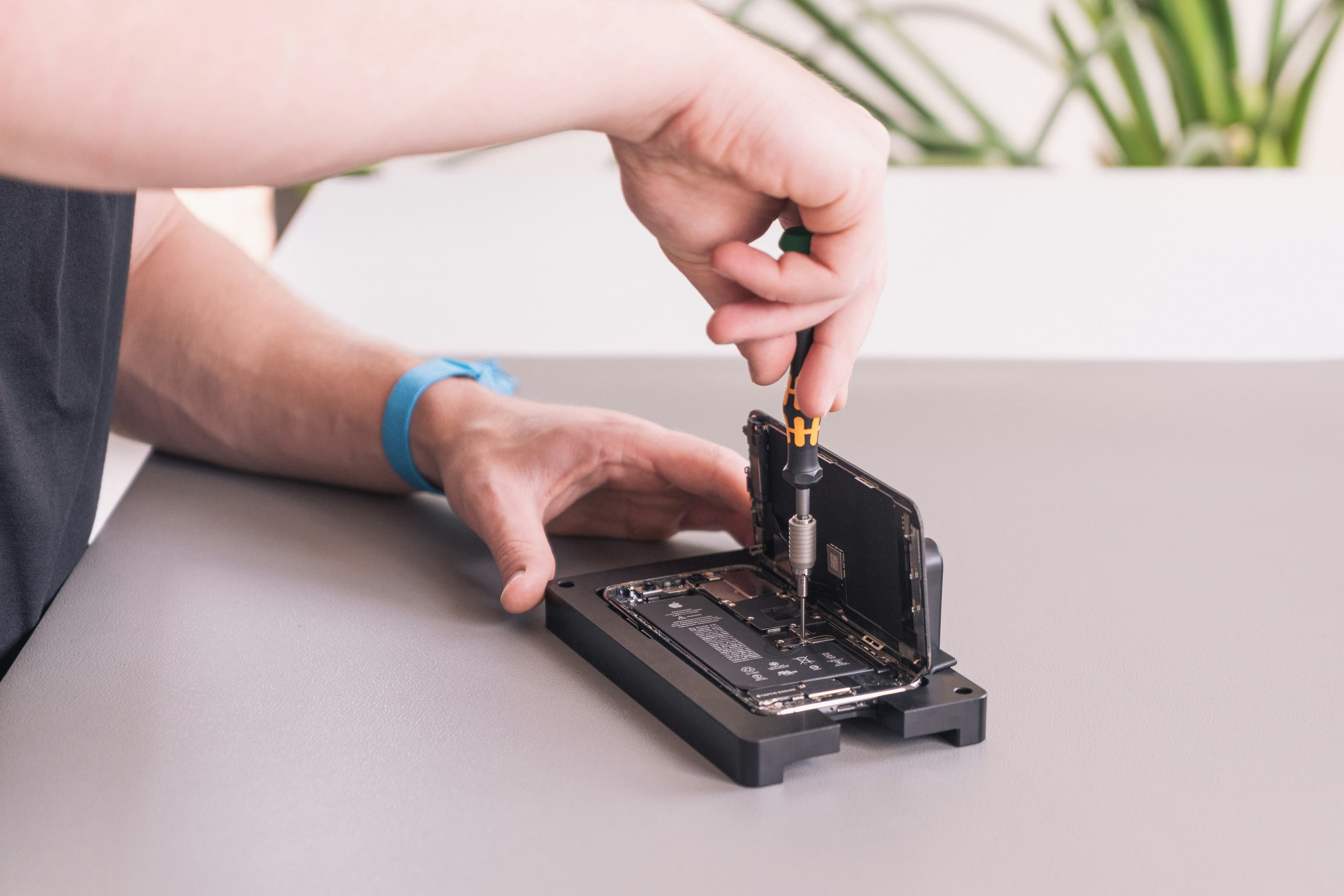Técnico realizando manutenção em componente de equipamento de informática